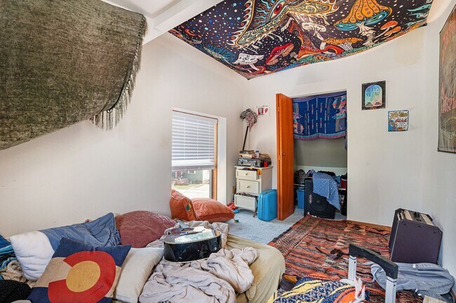 Building Photo - 2 Bedroom Cottage Oasis on The Hill!