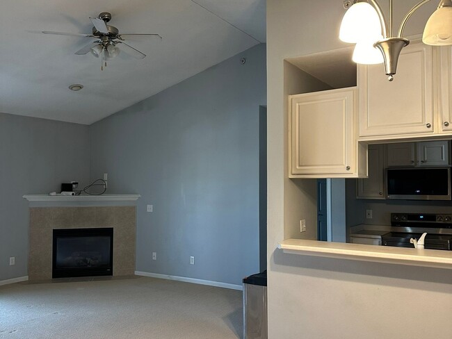 Building Photo - 3 Bedroom Apartment Style Condo in West De...