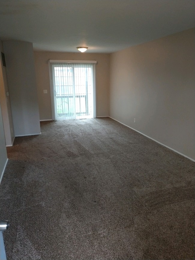 Primary Photo - 2677 Shoreland Ave