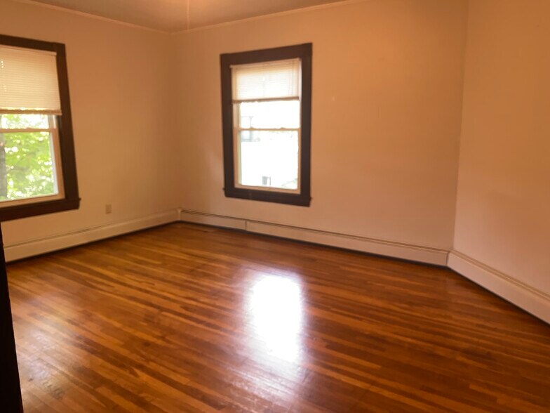 Family Room Empty - 8 Allston St