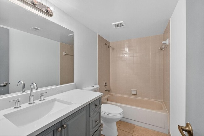 Building Photo - 117 Lake Emerald Dr