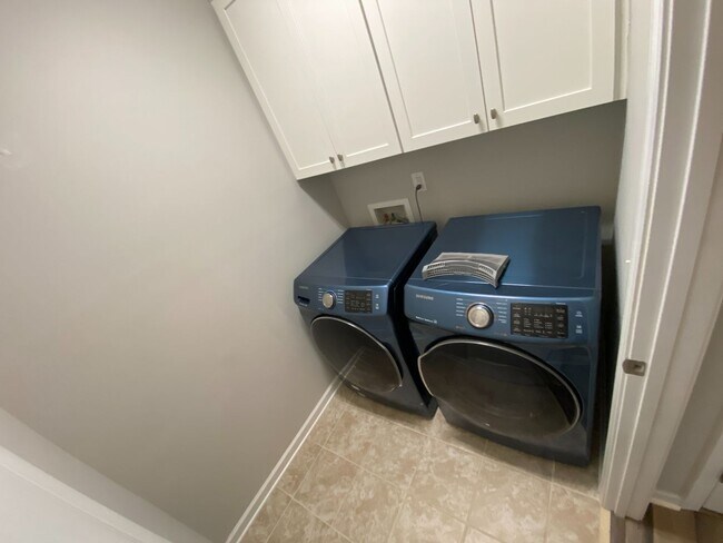 Building Photo - Move-in ready, 1.5 story home located in t...