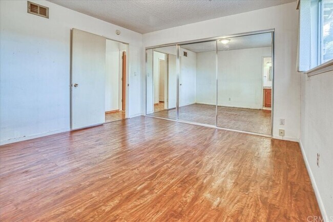 Building Photo - 5 Bedroom 3-bathroom Large single level home!