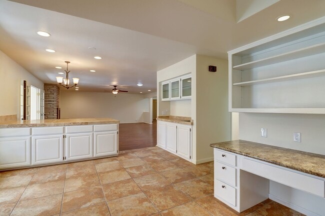 Building Photo - Home in Antelope Hills!