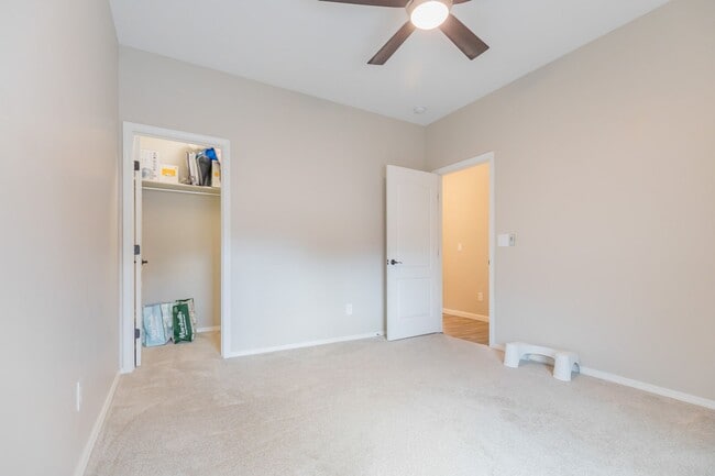 Building Photo - Modern 4 Bed 3 Bath - Pets Allowed!