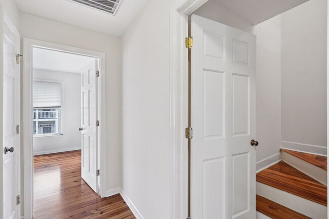 Building Photo - Move In Ready Waterfront Townhome in Downt...