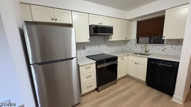 Building Photo - 5 Evergreen Dr