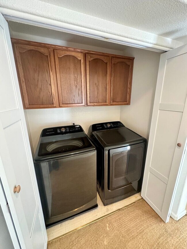 Building Photo - Spacious 2 Story Townhouse Available NOW!