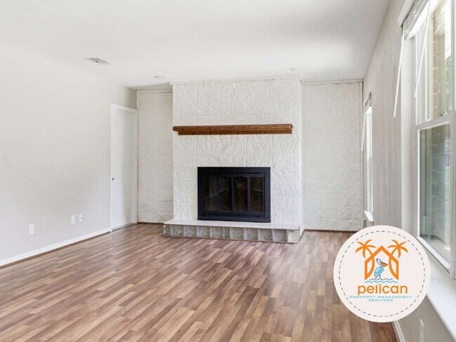 Building Photo - "Charming 3-Bedroom Retreat on Deedra Avenue - Spacious Living at 1325 Sq Ft in Pensacola!"