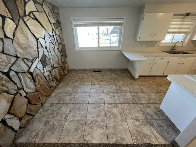 Building Photo - 1165 S Main St