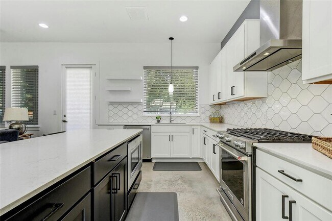 Building Photo - 739 Gunter St