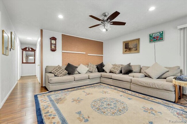 Building Photo - 1564 Moulin Ave