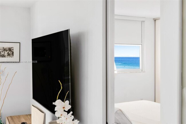 Building Photo - 465 Ocean Dr