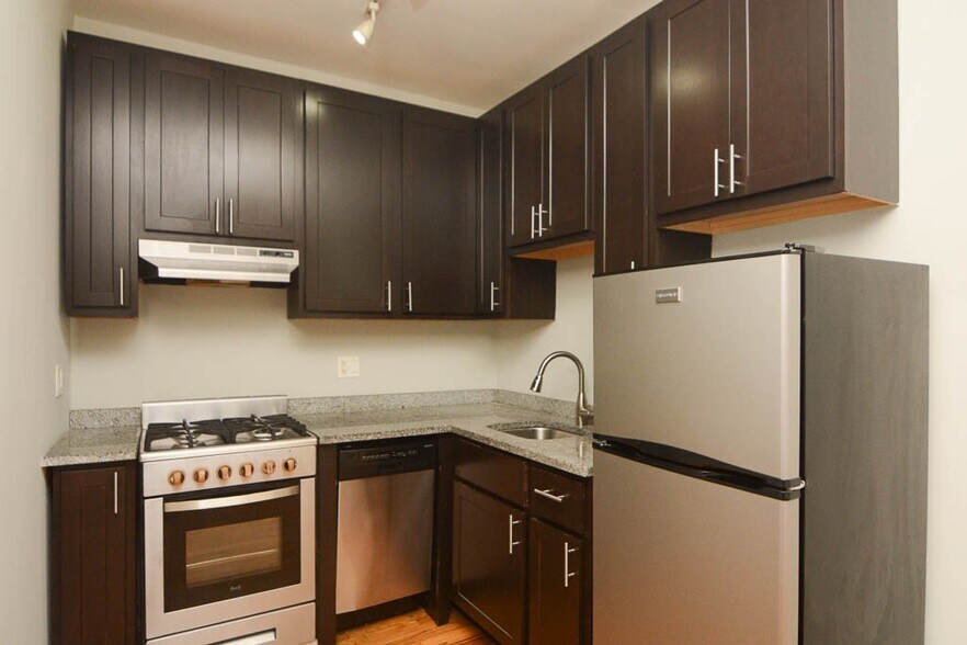 Building Photo - 4742 N Hermitage Ave