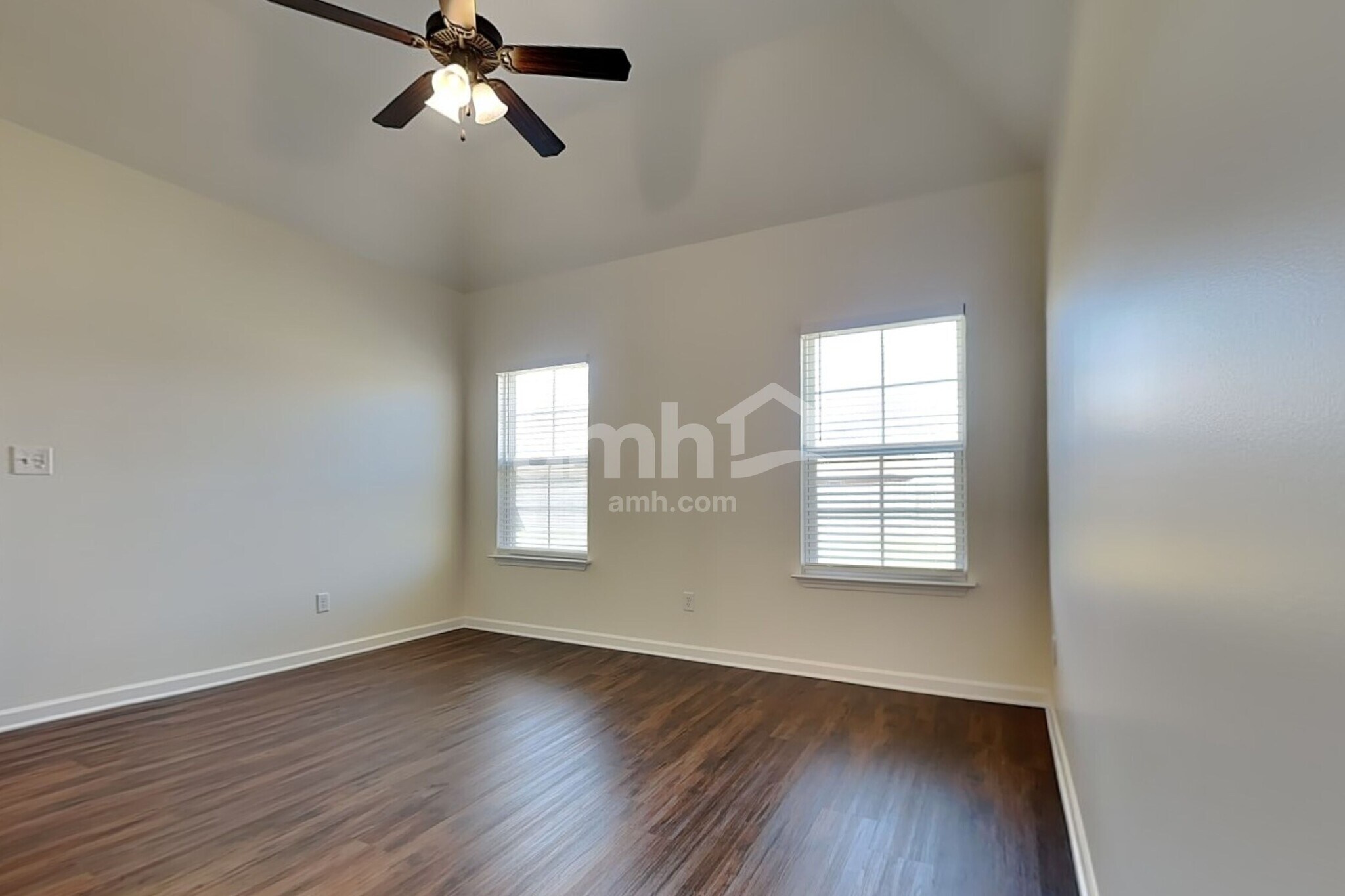 Building Photo - 3210 Greenhouse Dr