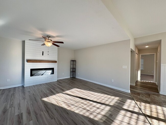 Building Photo - Move-In Ready, Fenced-In Backyard, Pet Friendly, One Story Home – Convenience Meets Comfort!