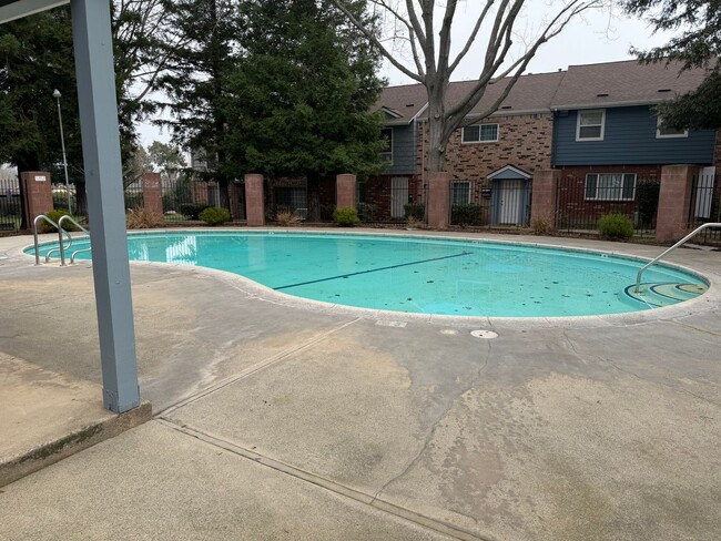 Building Photo - 2 bedroom 1.5 bath 2 story townhome