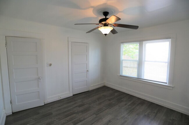 Building Photo - Country Living in the City