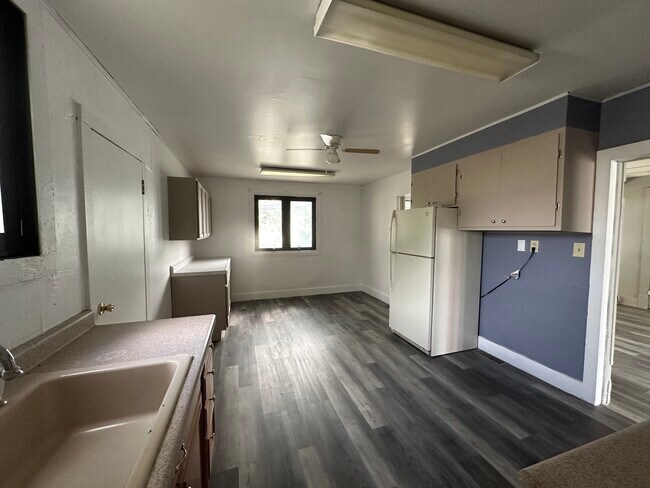 Building Photo - 404 8th St