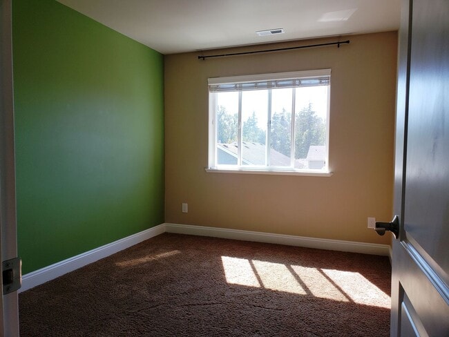 Building Photo - Lovely 3 Bedroom Home with 2 Car Garage