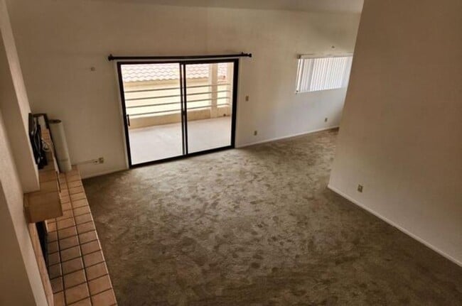 Building Photo - LARGE SECOND FLOOR CONDO