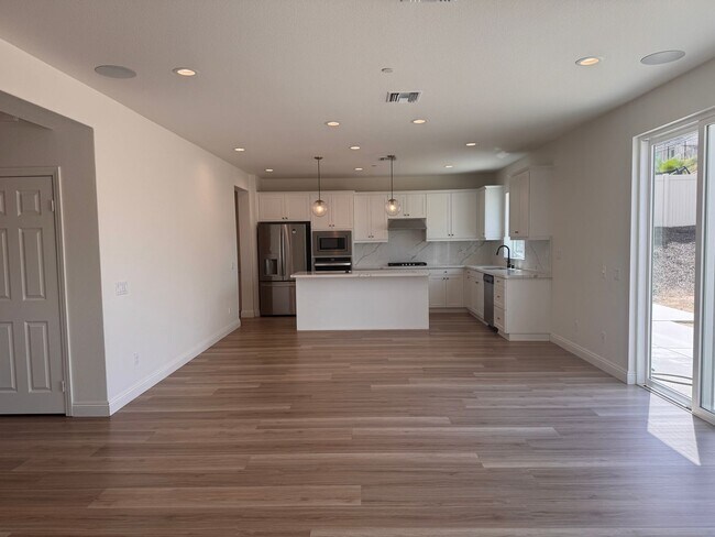 Building Photo - Beautiful 5 Bedroom 3 Bathroom Home Built in 2021