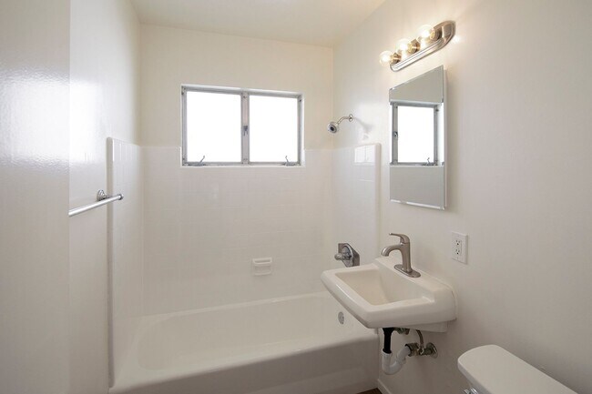 Building Photo - La Jolla / Village Area - Upstairs One Bedroom in the Village!