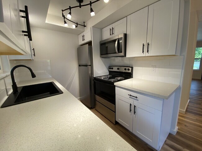 Building Photo - Spacious 3-Bedroom Remodeled Townhome in F...