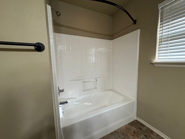 Building Photo - Spacious & Modern Home - 10 Minutes from Tinker AFB!