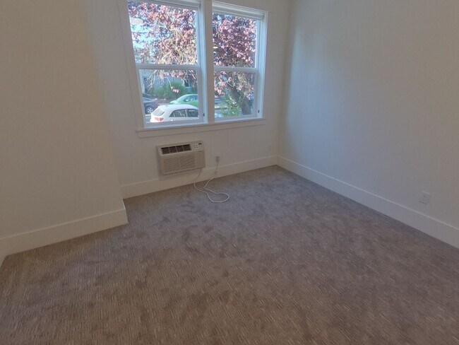 Building Photo - Beautiful 6 bedroom Campus Home!