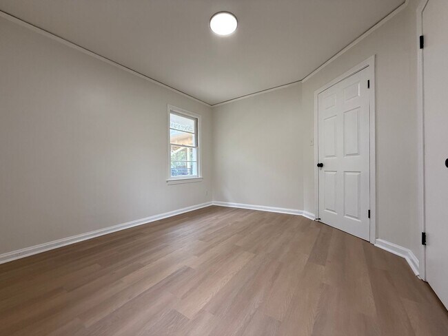 Building Photo - 3 BEDROOM 2 BATHS