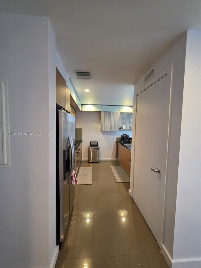Building Photo - 1060 Brickell Ave