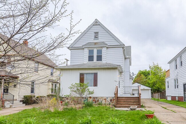 Building Photo - Spacious 3 bedroom/1 bath Single house! Ga...