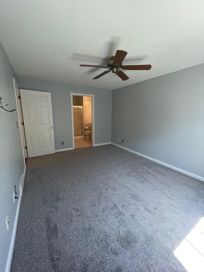 Building Photo - N17W26887 E Fieldhack Dr