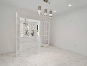 Building Photo - 2 Kitchen Home in Forest Hills - Ideal for Shared Living