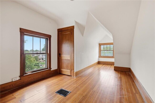 Building Photo - 4200 Mercier St