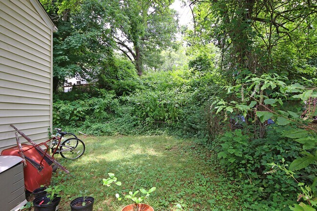 Building Photo - Student & Pet-Friendly UVA Area Rental