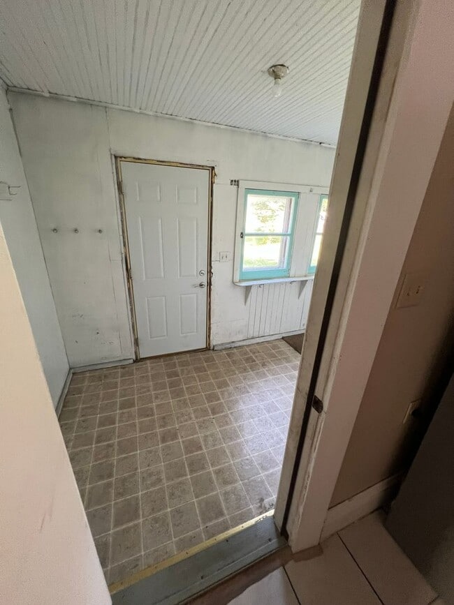 Building Photo - Large 4 bedroom house east of campus for A...