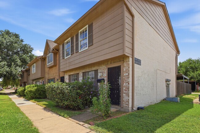 Building Photo - 12449 Sharpview Dr