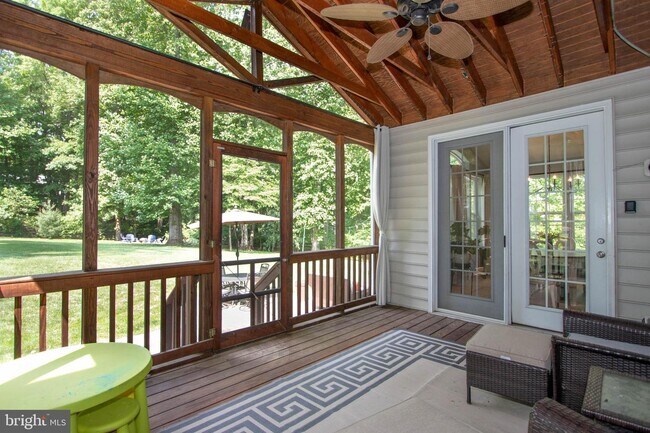 Building Photo - 8061 Side Hill Dr