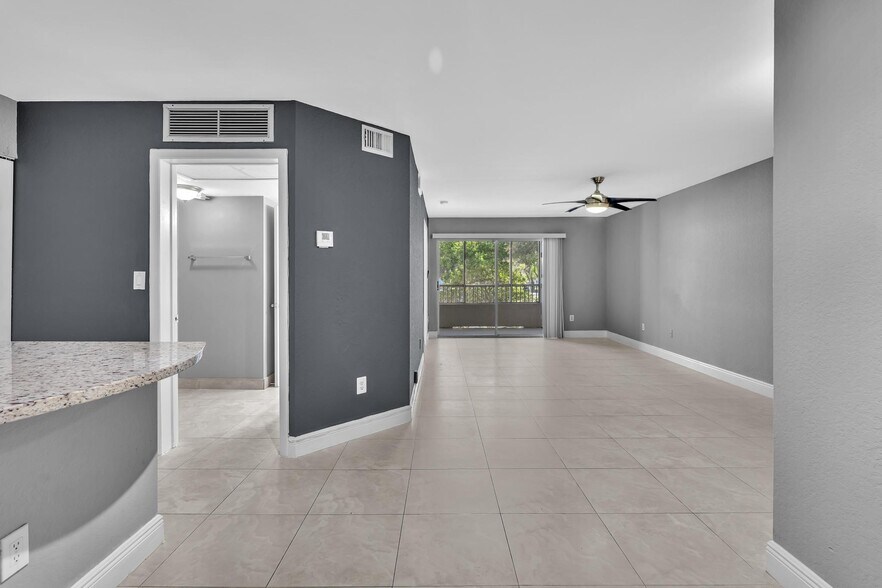 Building Photo - 2880 N Oakland Forest Dr