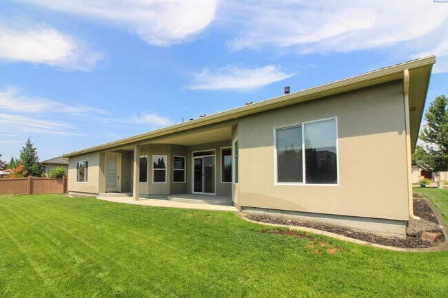 Building Photo - 3 Bed/2.5 Bath Large Horn Rapids Home