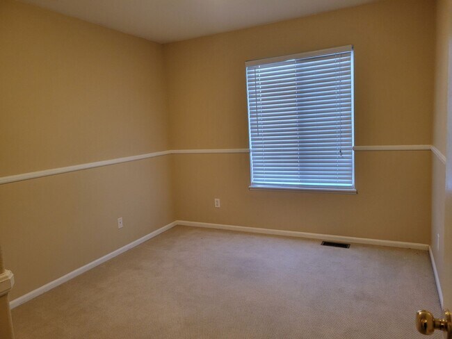 Building Photo - 3 Bedroom, 2.5 Bath Home with A/C - Availa...