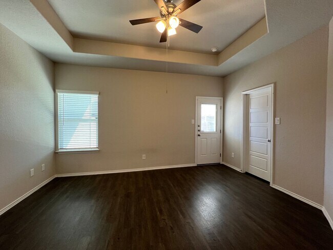 Building Photo - Luxury 3/2 Duplex in Seguin, Texas
