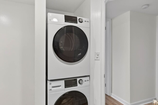 Building Photo - Newly updated apartment