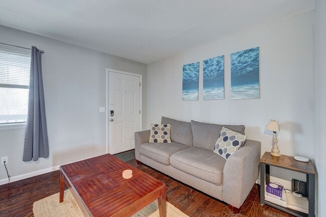 Building Photo - 1 bedroom 1 Bath Beside UNCW