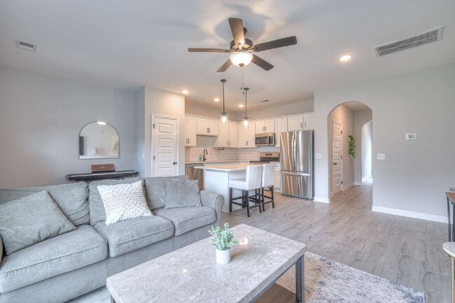 Building Photo - Like-New Modern Townhome Near Dining, Shopping, Trails & Old Hickory Lake