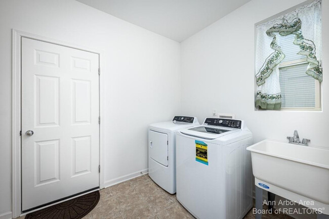 Building Photo - 8389 Ardmoor Dr