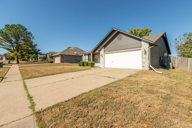 Building Photo - 3 Bed | 2 Bath in Broken Arrow!