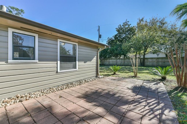 Building Photo - 1349 Martin St